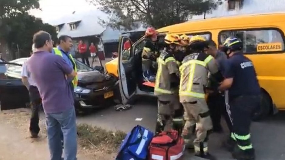 Personal de Bomberos rescató a la conductora del furgón que había quedado atrapada. (Foto: Captura Radio Paloma).