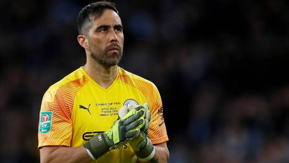 Claudio Bravo jugando por el Manchester City. 