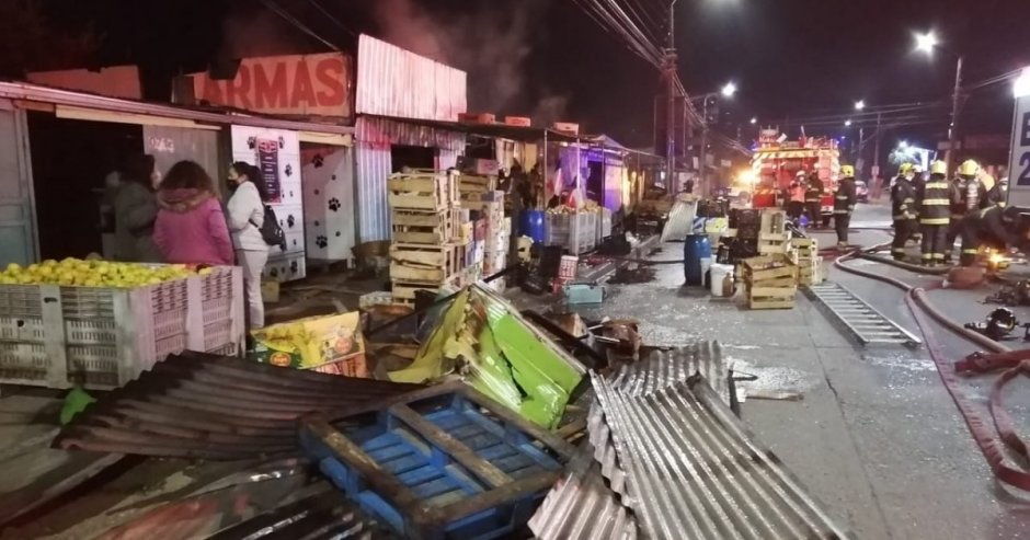 Bomberos de Linares trabajó arduamente en el lugar para controlar la emergencia.   (Fotos y vídeo: Patricio Tapia)